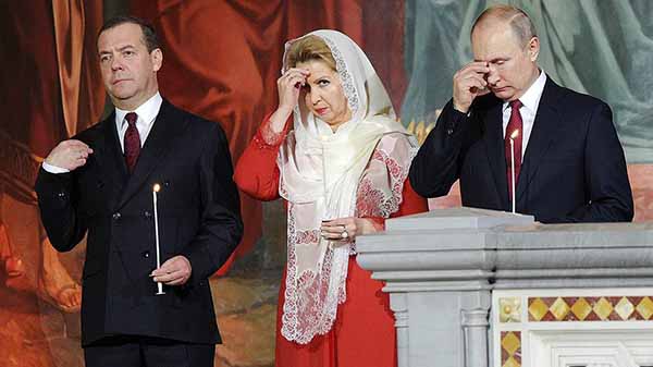 Путин и Медведев посетили пасхальное богослужение в храме Христа Спасителя