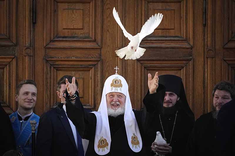 Патриарх Кирилл выпустил в небо голубей со ступеней Благовещенского собора.